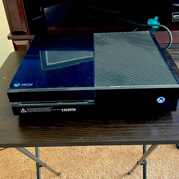 Xbox One 500GB 2 controllers, headset, recharge 🔋 - Picture 1 of 9